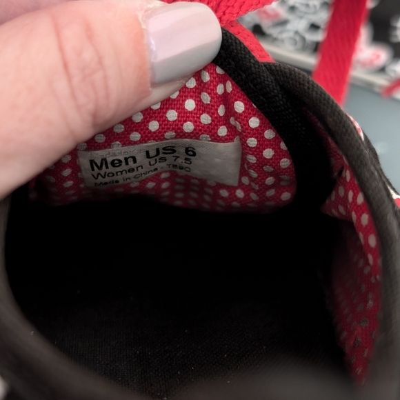 VAN'S Rare Hello Kitty/Sanrio Low Top Shoes Women's 7.5 - Picture 3 of 6